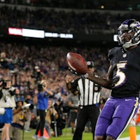 Scully's NFL Notebook: Titans defense carries AFC contender