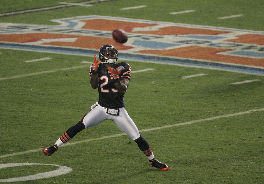 Chicago Bears wide receiver Devin Hester (23) carries the ball against the  Cleveland Browns in the